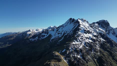 Montañas-Cubiertas-De-Nieve-Bajo-Un-Cielo-Despejado-A-Lo-Largo-De-La-Pista-Routeburn-En-Fiordland,-Nueva-Zelanda