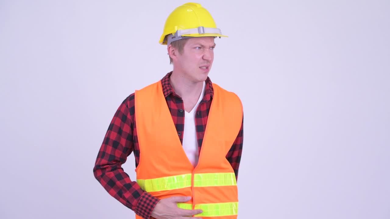 joven trabajador de la construcción guapo