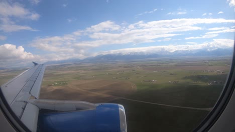 Volando-En-Un-Avión-Sobre-Llanuras-Secas