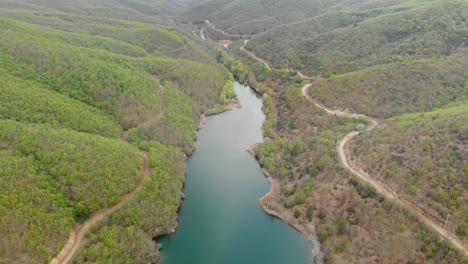 Drohnenvideo,-Das-über-Einen-Bergsee-Fliegt,-Landstraße