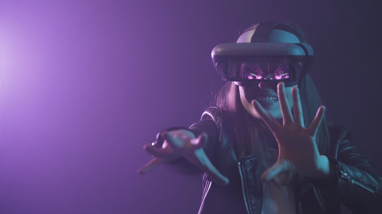 donna anonima con occhiali vr alla luce del neon
