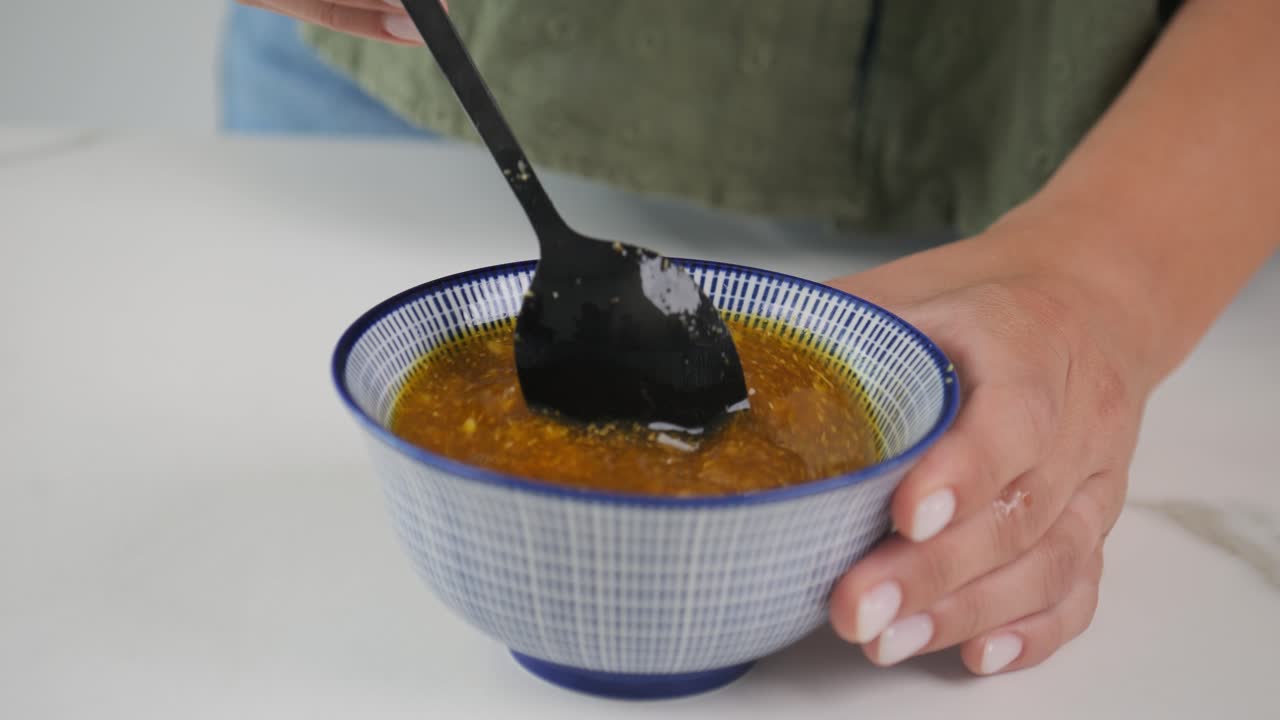 mezclar salsa casera mientras cocina la cena