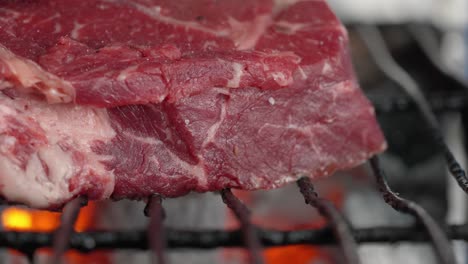 primer plano de filete a la parrilla en una parrilla de carbón