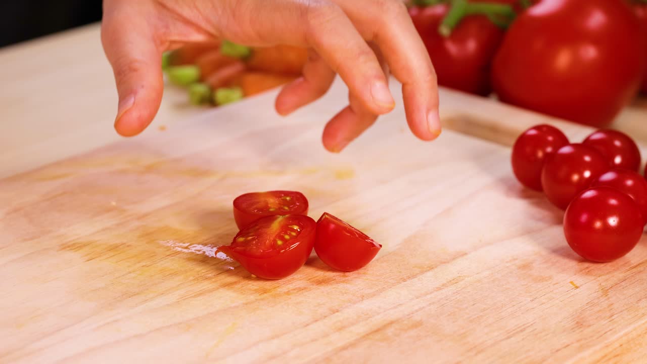 절단판 에 토마토 를 준비 하는 것