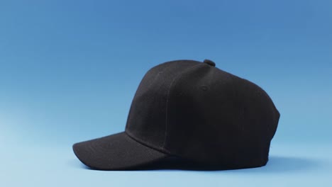 video de gorra de béisbol negra y espacio de copia sobre fondo azul