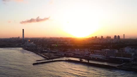 Amanecer-Sobre-El-Puerto-De-Tel-Aviv-Con-La-Ciudad-A-Distancia-En-Vista-Aérea