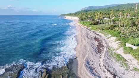 Vuelo-Aéreo-Hacia-Adelante-Sobre-Una-Playa-De-Arena-Con-Olas-Del-Mar-Caribe-En-La-Costa-De-Barahona,-República-Dominicana