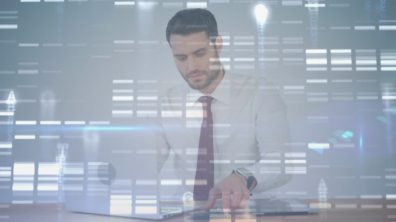 procesamiento de datos contra el hombre usando computadora portátil y teléfono inteligente