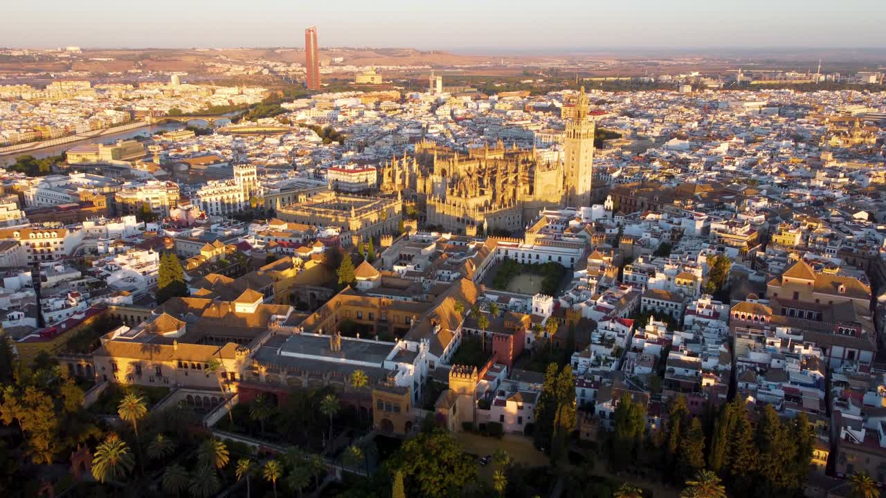 Cattedrale di Siviglia. Ripresa con drone della bellissima città spagnola di Siviglia all'alba, UHD, 4K.