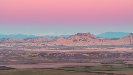 Desierto-De-Bardenas-Reales-Navarra-Y-Pirineos-Como-Fondo-Durante-El-Timelapse-Del-Atardecer-De-Invierno