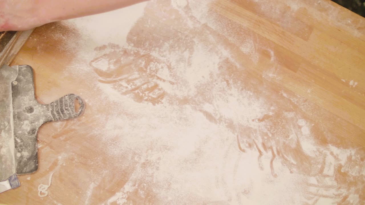 mesa de panadería con harina