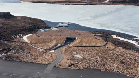 vok spa geotérmico construido bajo tierra en la orilla del lago urriã°avatn, parche de hielo