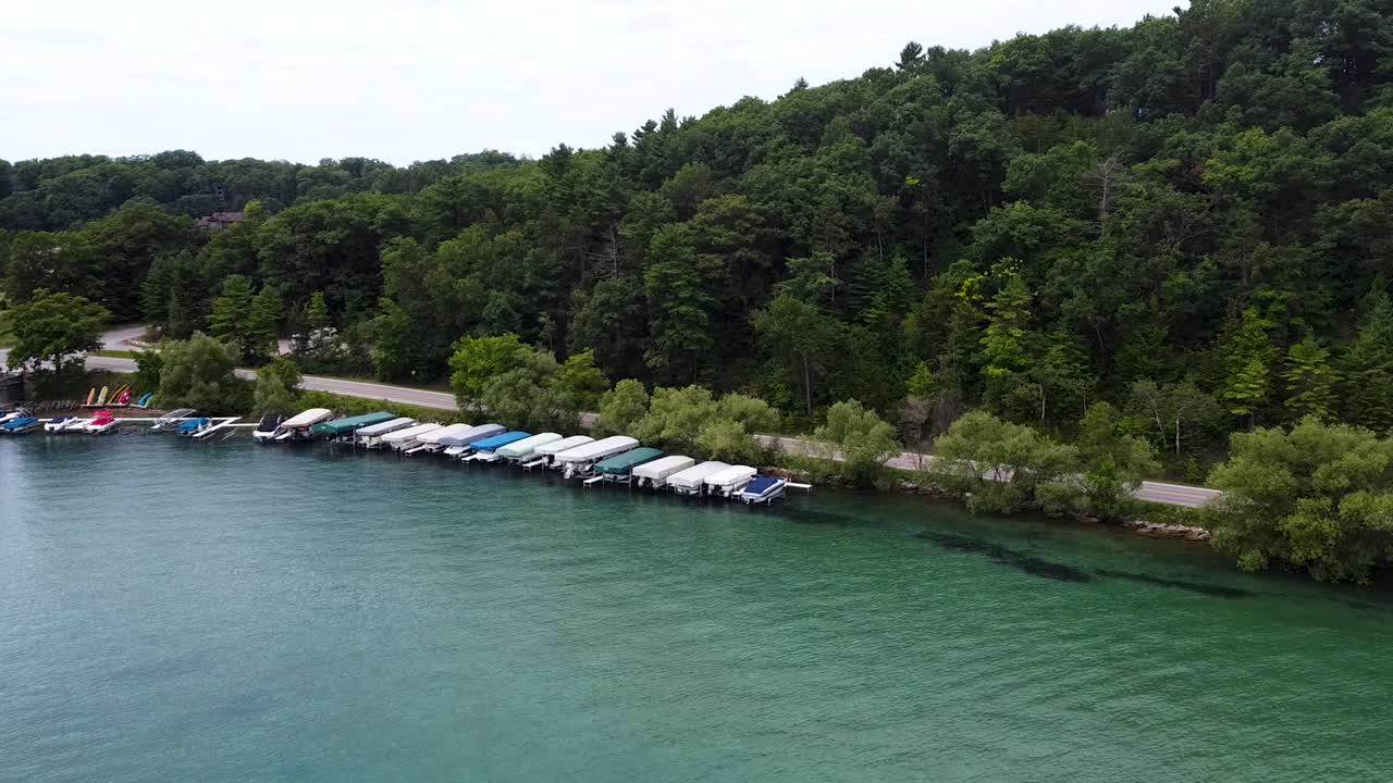 보트 발사에 대해 가볍게 진정되는 호수 물