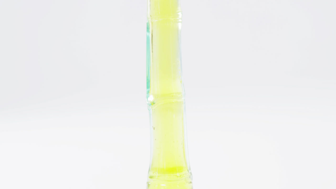 허브, 초록 올리브와 올리브 오일 병