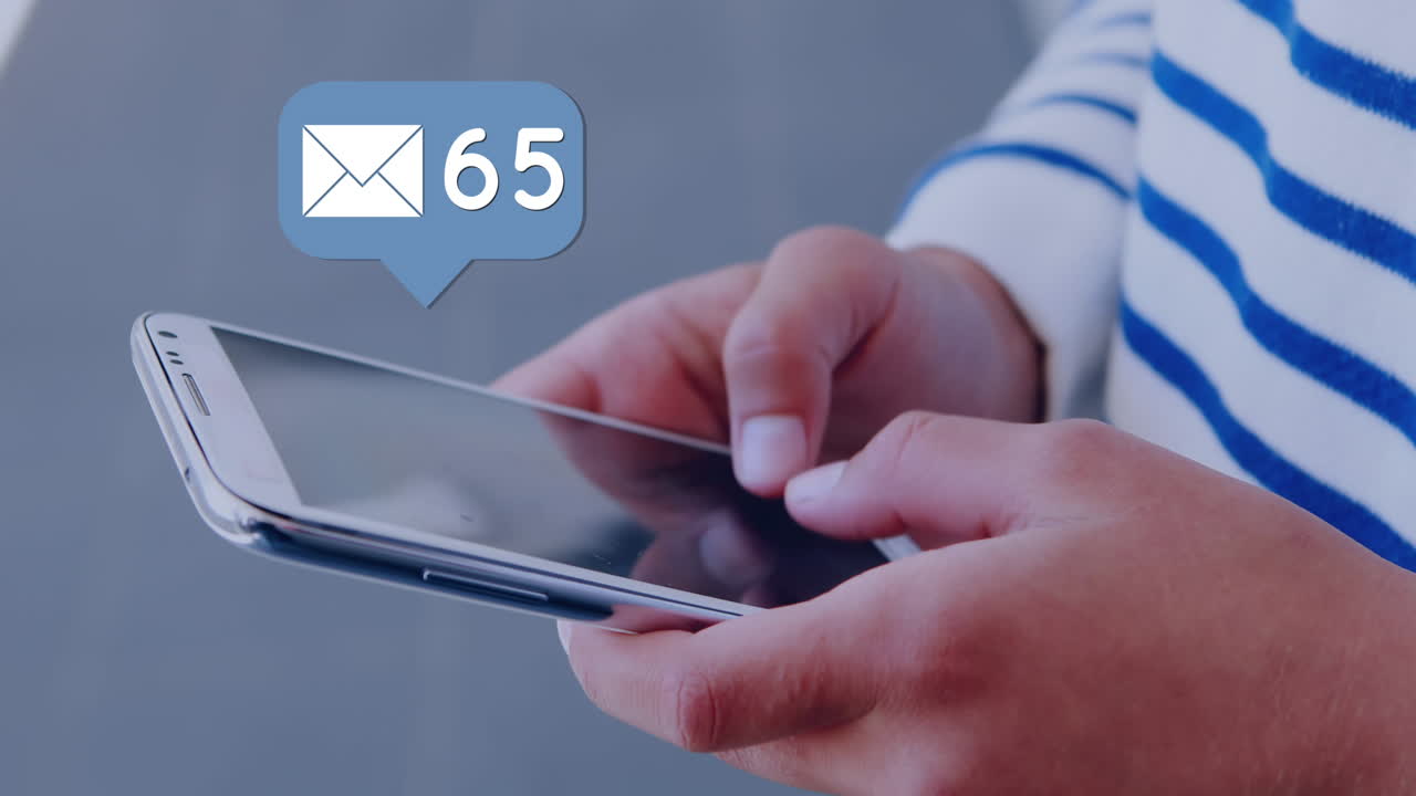 un par de manos escribiendo en un teléfono 4k