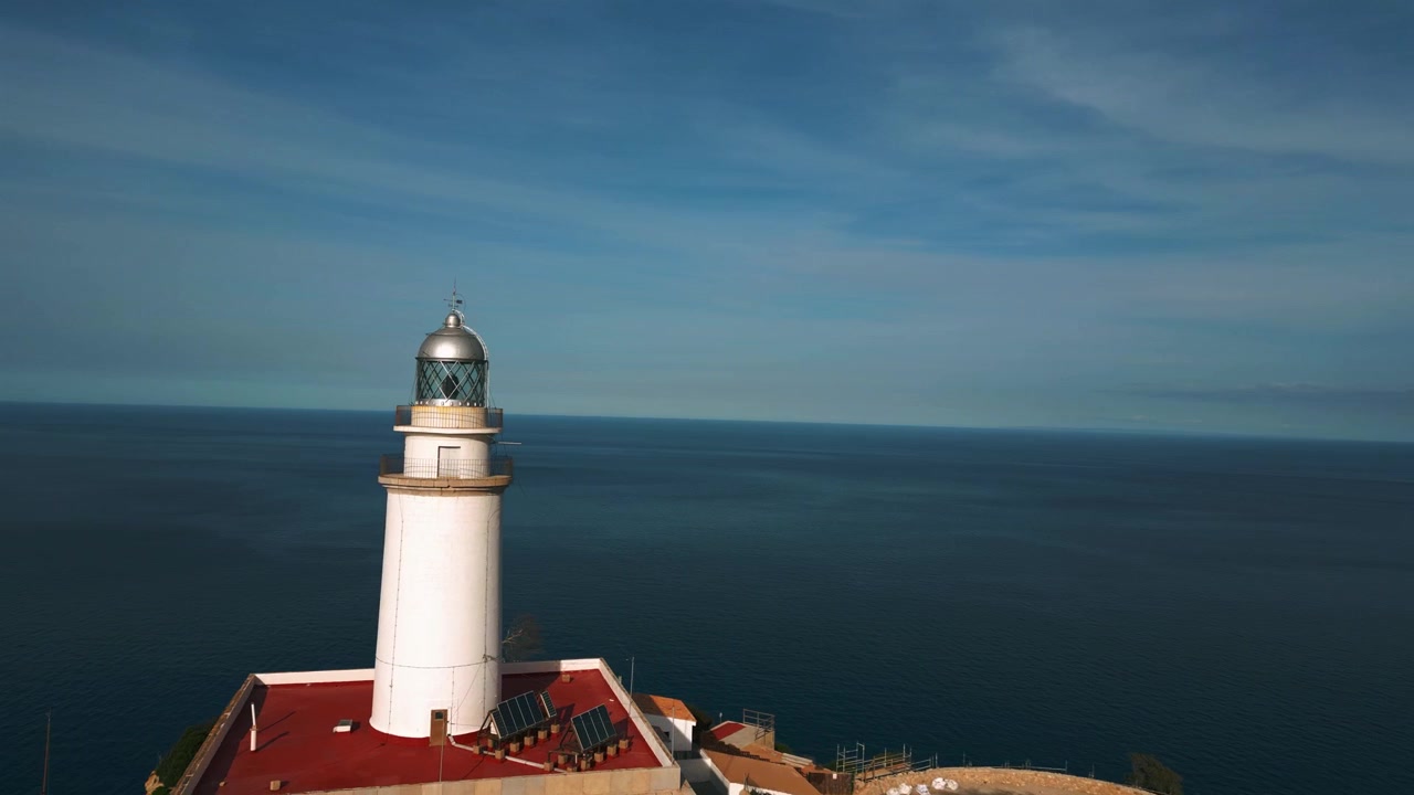 Faro di Cap Formentor con scogliere spettacolari, montagne e formazioni rocciose sull'isola di Maiorca, Spagna. Riprese aeree cinematiche documentaristiche mozzafiato in 4K. Bellezza naturale del mare blu e della costa.