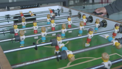 primer plano del futbolín que se juega en una sala de juegos de oficina moderna
