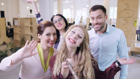 colegas felices tomando selfies con un