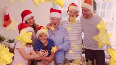 animación de estrellas cayendo sobre la familia caucásica usando sombreros de santa y tomando selfies en navidad