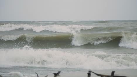 Grandes-Olas-Escénicas-Del-Océano-Rompiendo-En-La-Costa-Durante-La-Tormenta