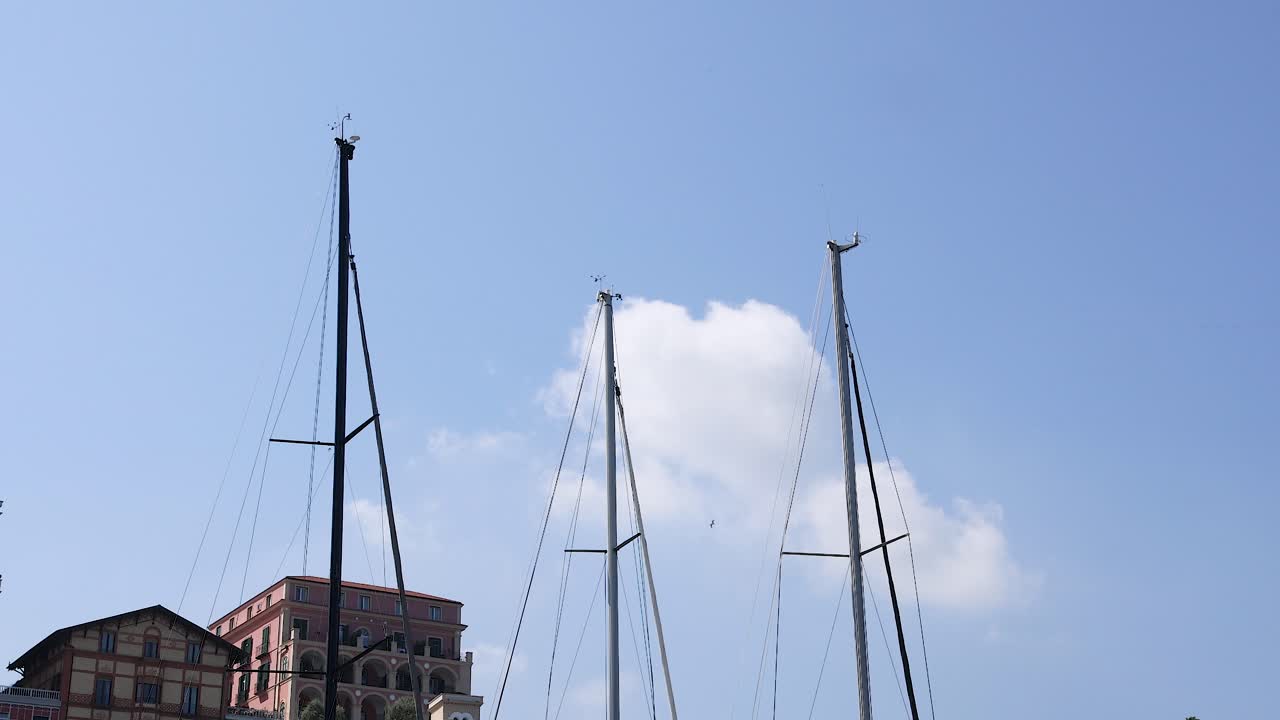 은 하늘 아래의 기둥과 건물