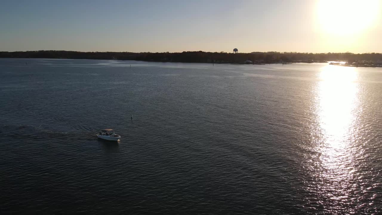 vista de pájaro cinemática siguiendo un barco en la bahía
