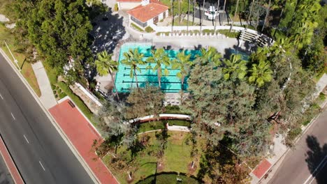 sobrevuelo aéreo y toma de rotación sobre un parque comunitario y una piscina