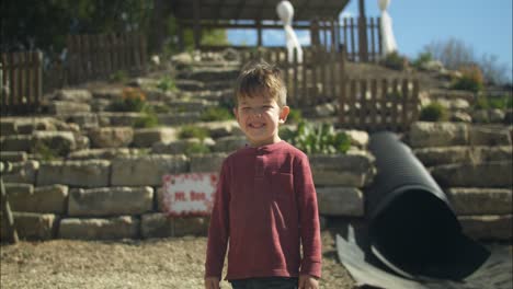 Un-Niño-Feliz-Sonriendo-En-El-Huerto-De-Calabazas-De-Halloween