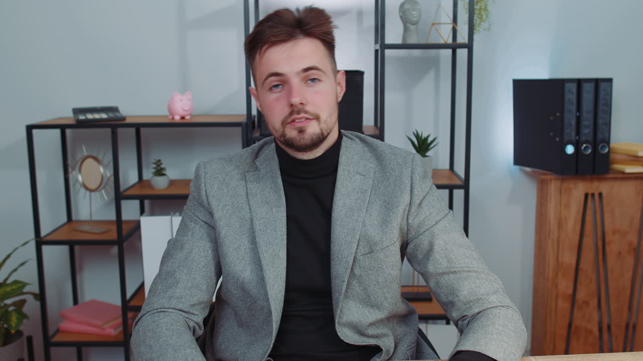 hombre de negocios trabajando en una computadora portátil en la oficina hablando de comunicación en línea llamada de video con empleado, jefe