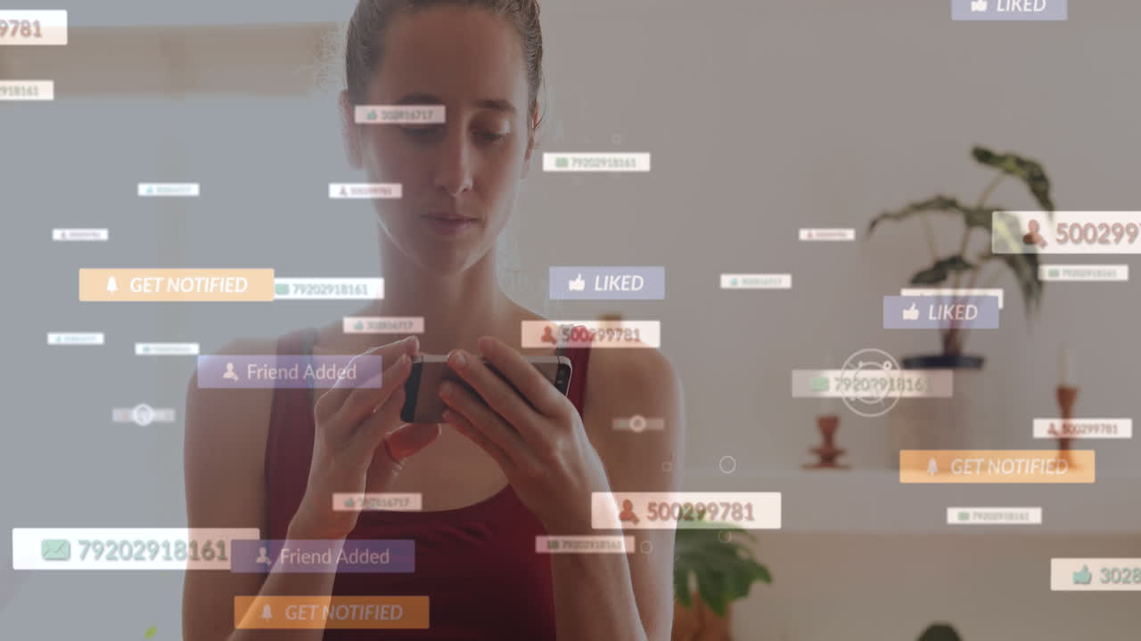 animación de iconos de los medios sobre una mujer caucásica que usa un teléfono inteligente