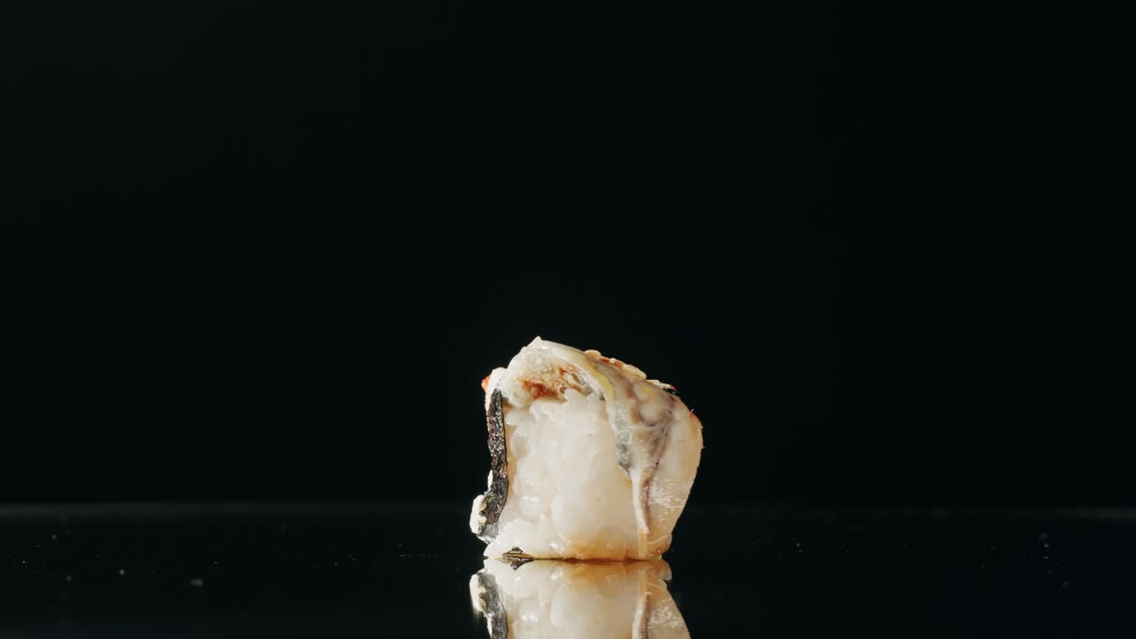 사시미 니기리 (sashimi nigiri) - 일본식 수시 레스토랑, 현대 카페에서 신선한 과 연어 조각, 전통 음식, 생선 은 물고기 요리, 오메가 3