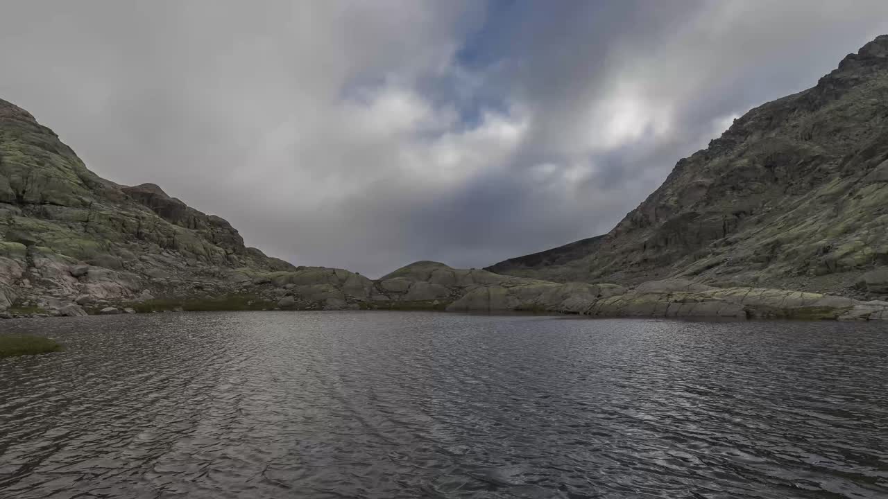 lapso de tiempo de algunas nubes sobre montañas nevadas