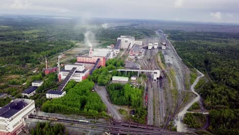 vista aérea de un complejo minero industrial con vías ferroviarias y chimenea