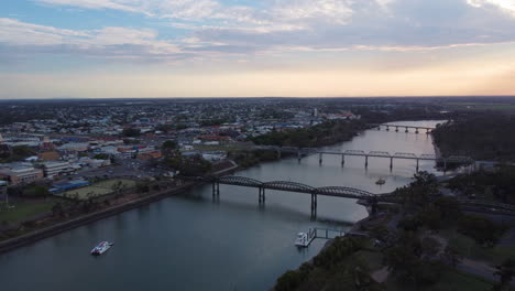 Drone-4k-Sobre-La-Puesta-De-Sol-Del-Río-Burnett,-Bundaberg