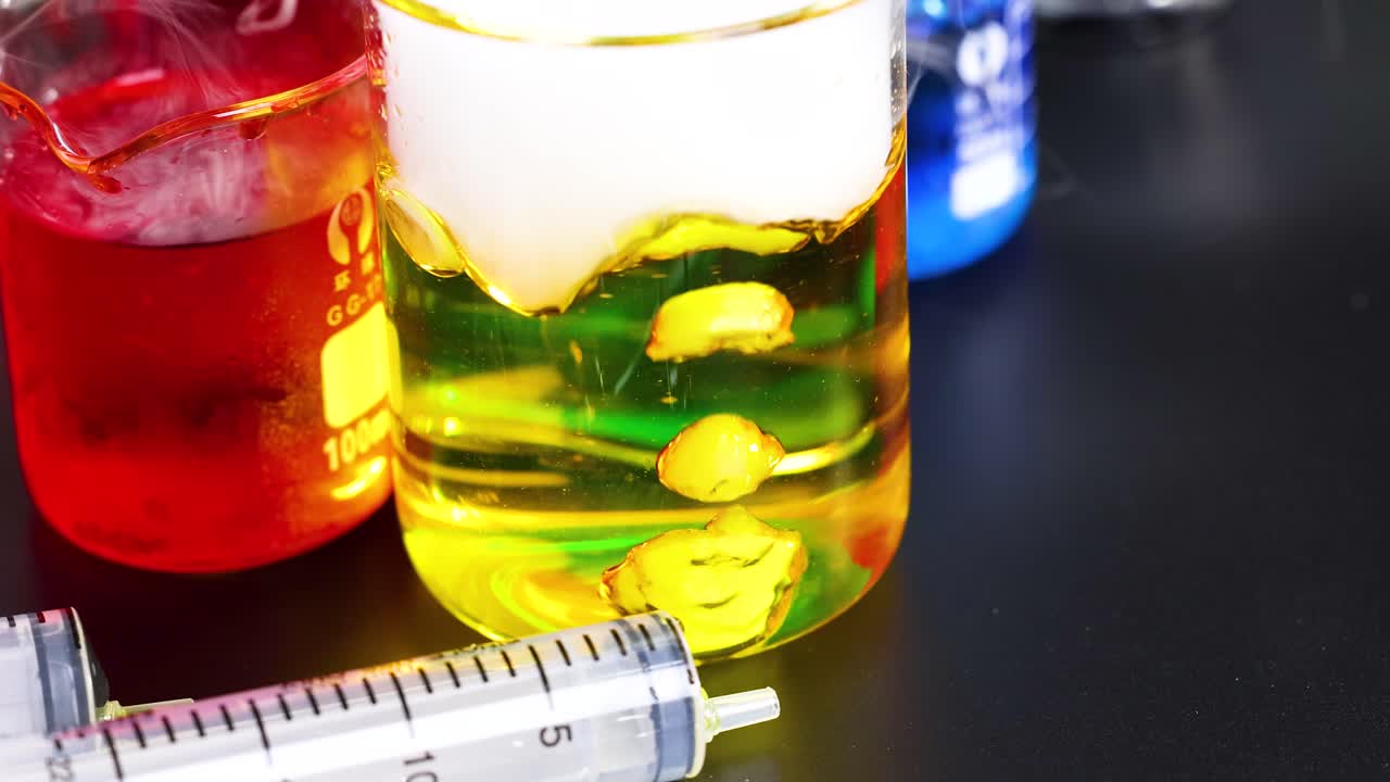 과학 실험에서 반응하는 진동하는 액체