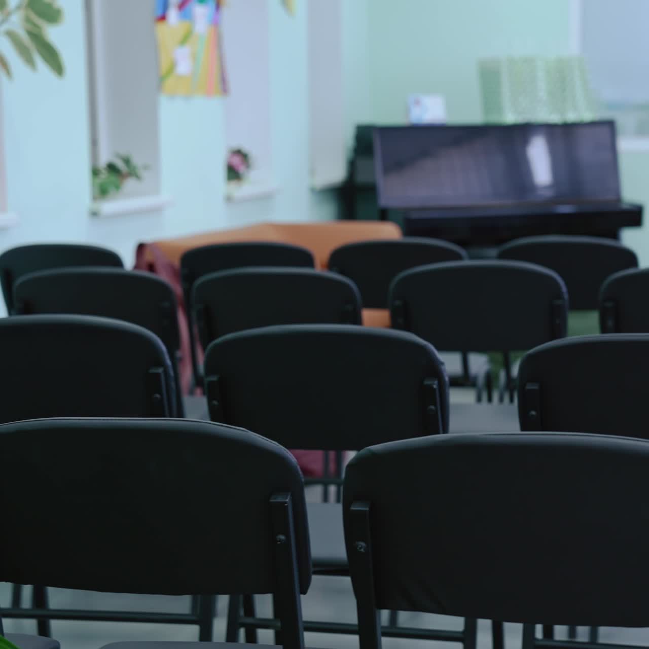 aula vacía con sillas