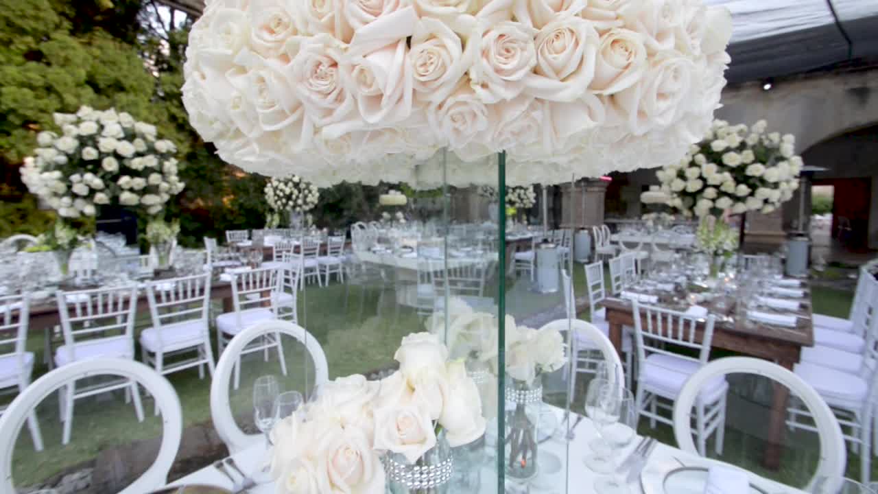 Composizione floreale con rose bianche sul tavolo per un matrimonio