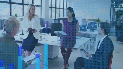 animación del procesamiento de datos sobre diversas personas de negocios que trabajan en la oficina