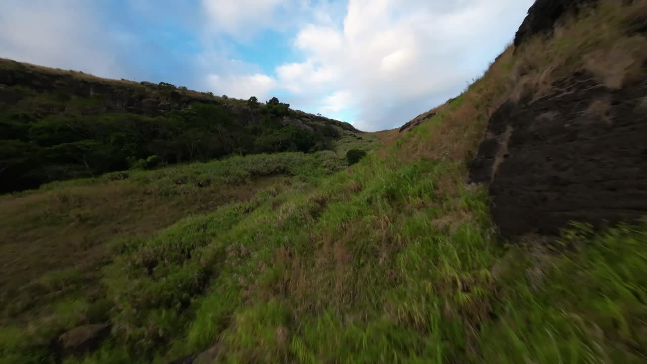 video del avión no tripulado sobre las montañas de fiji