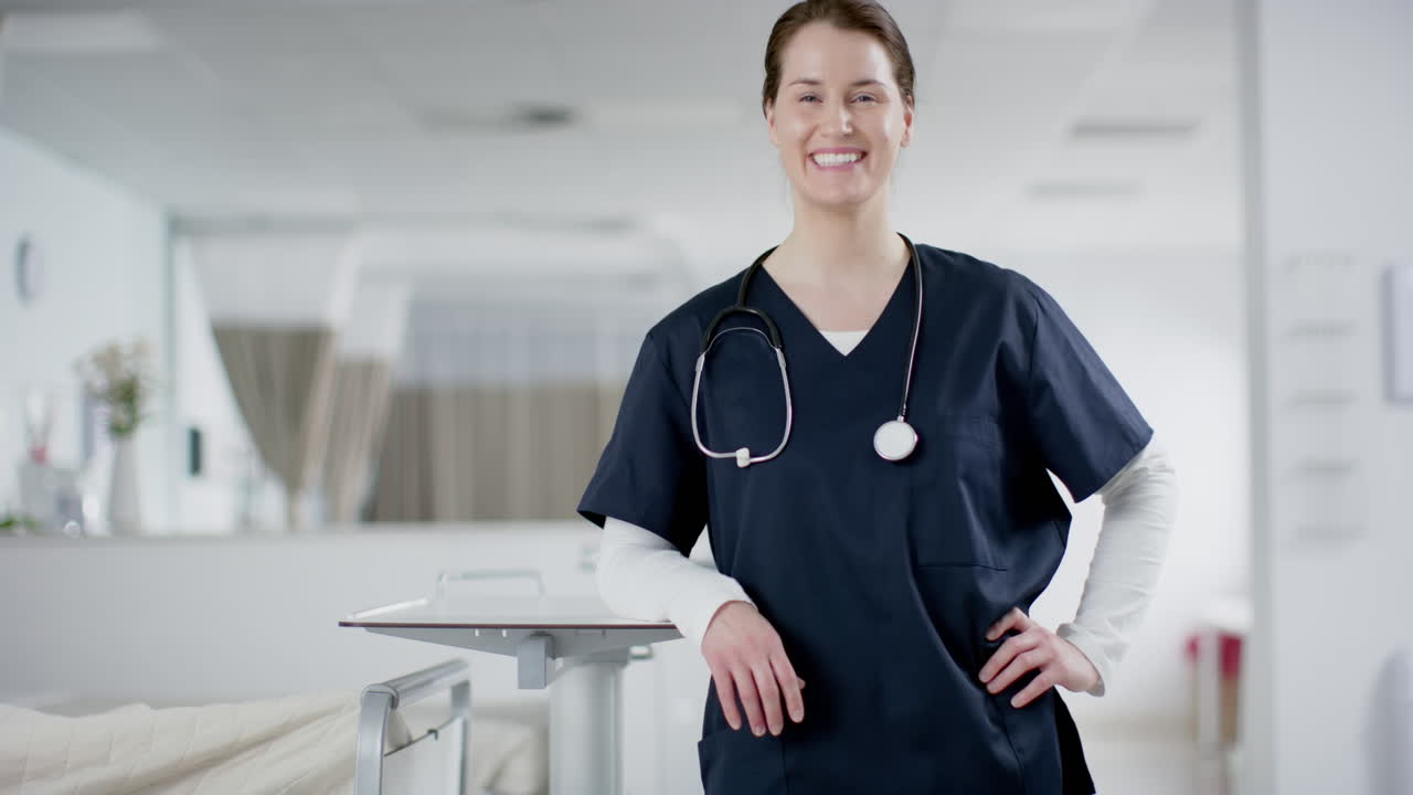 retrato de una feliz doctora caucásica con uniforme en el hospital, espacio de copia, cámara lenta