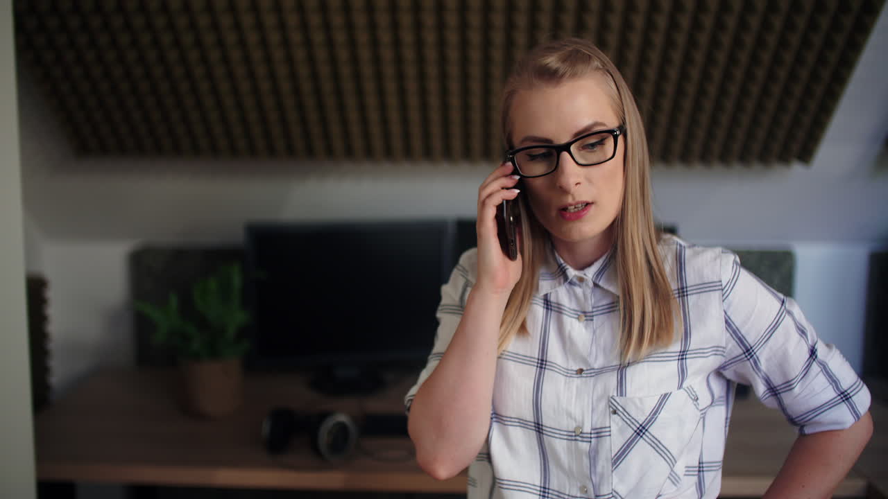 Suksessfull leder kommuniserer på smarttelefon