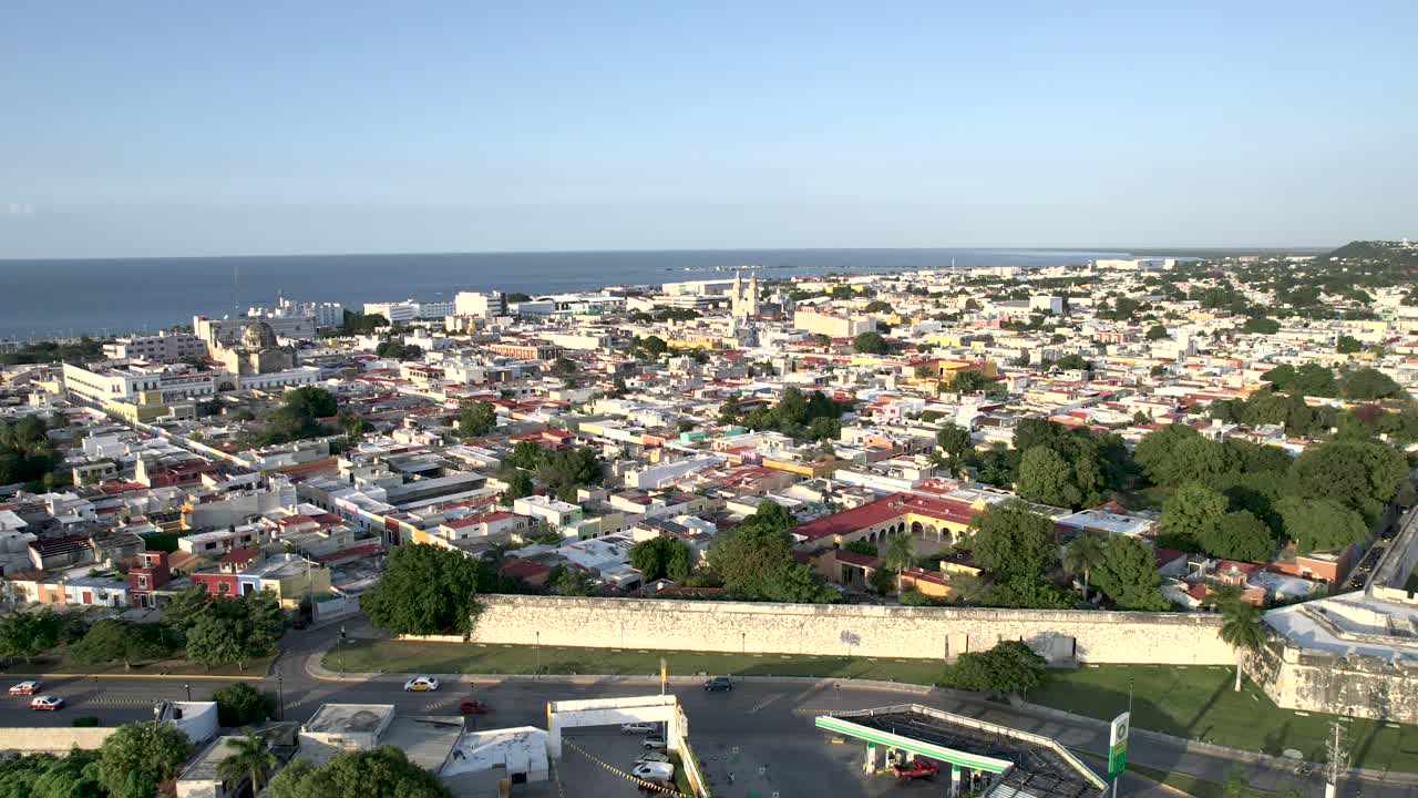 foto de drone lateral de la ciudad de campeche con su muralla