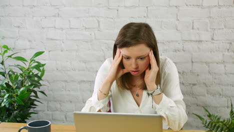 Una-Joven-Cansada-Y-Aburrida-Que-Trabaja-En-Una-Oficina-Mirando-La-Pantalla-De-Su-Computadora