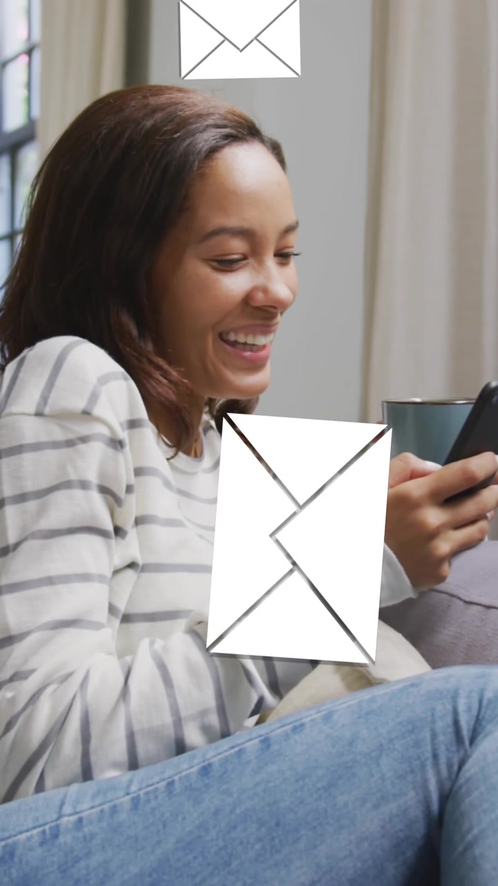 Animazione di icone digitali di buste email su una donna che usa lo smartphone a casa