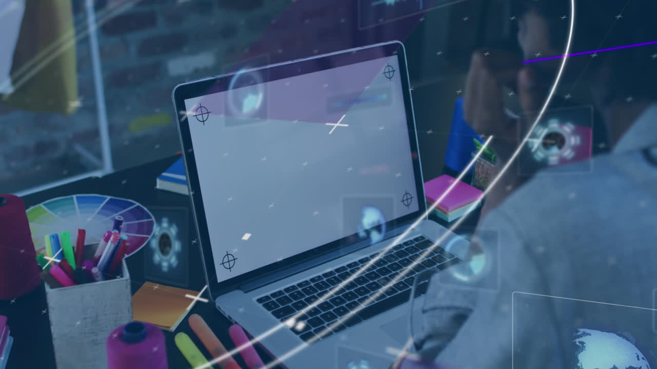 procesamiento de datos contra una diseñadora gráfica afroamericana usando una computadora portátil con espacio de copia