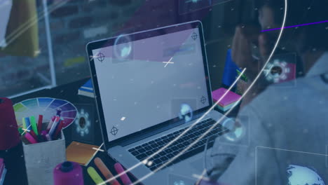 gegevensverwerking tegen afro-amerikaanse vrouwelijke grafische ontwerper met behulp van laptop met kopieerruimte