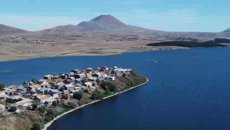 Descubriendo-El-Pueblo-De-Tabatskuri,-Uno-De-Los-Pueblos-Más-Bellos-De-La-Región-De-Samtskhe-javakheti