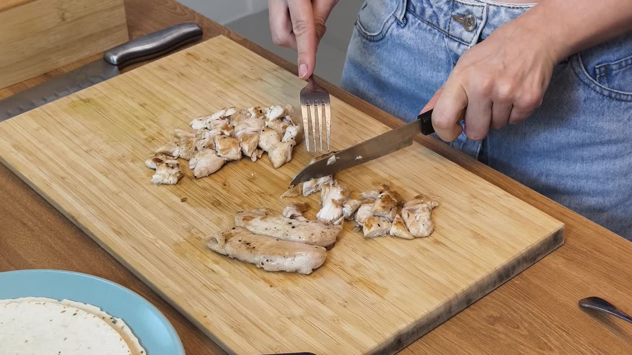 preparando pollo cocido para una comida