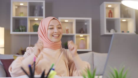 히자브를 입은 젊은 소녀는  ⁇  놀랐고 행복합니다.