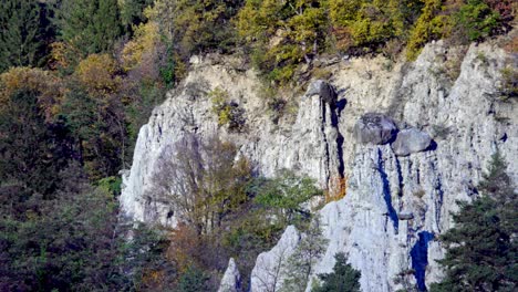 Pirámides-De-Tierra-En-Otoño-Cerca-Del-Castillo-De-Tirol-Por-Dorf-Tirol---Tirolo,-Tirol-Del-Sur,-Italia